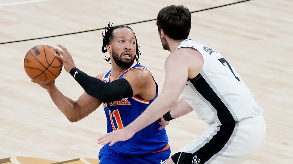 Jalen Brunson dribbles around Luke Kornet