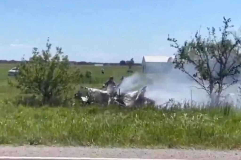 12 dead after plane full of sky divers crashes near Kansas City 12 dead after plane full of sky divers crashes near Kansas City