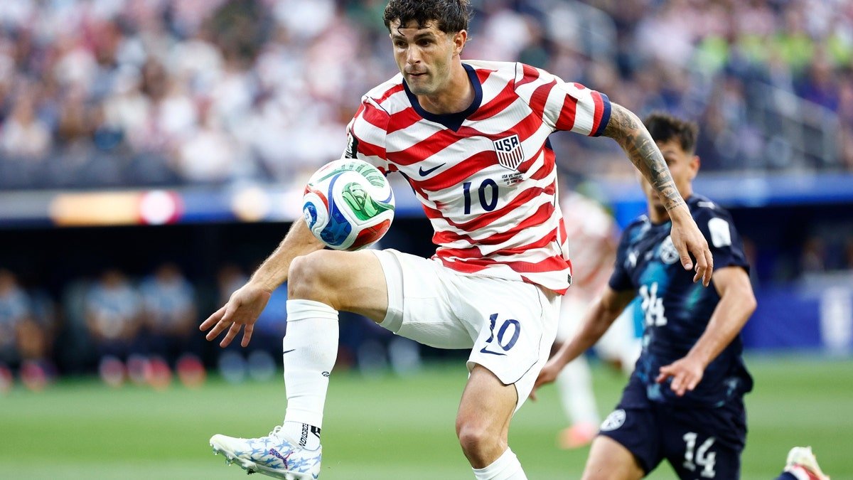 Christian Pulisic dominated on the left wing during his 45 minutes against Paraguay. (Kelvin Kuo / Los Angeles Times via Getty Images)