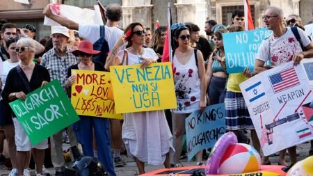 Venice greets US ambassador with ‘Make America Read Again’ signs Venice greets US ambassador with ‘Make America Read Again’ signs