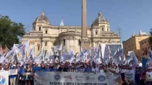 Italian military and police march in Rome over pay dispute Italian military and police march in Rome over pay dispute