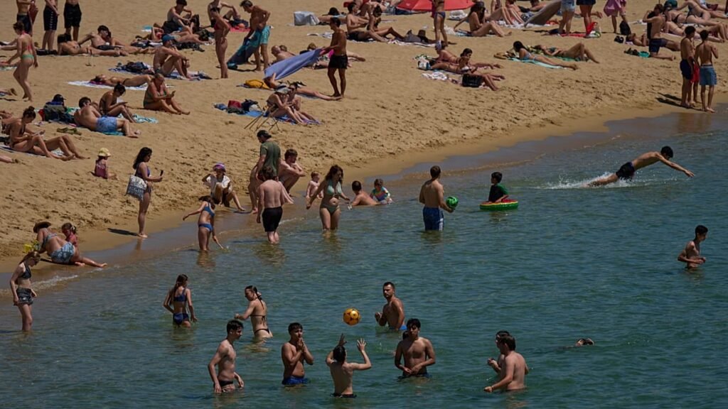 Barcelona sets new heat record of 40.5C, weather agencies say Barcelona sets new heat record of 40.5C, weather agencies say