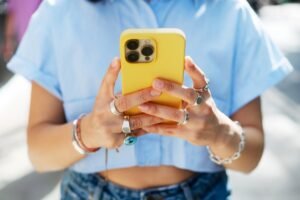 Gen Z and Millennials say they secretly judge people based on specific phone feature Gen Z and Millennials say they secretly judge people based on specific phone feature