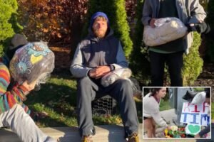 Long Island lunatic stabs beloved homeless man to death before leaving body on side of busy expressway: police Long Island lunatic stabs beloved homeless man to death before leaving body on side of busy expressway: police