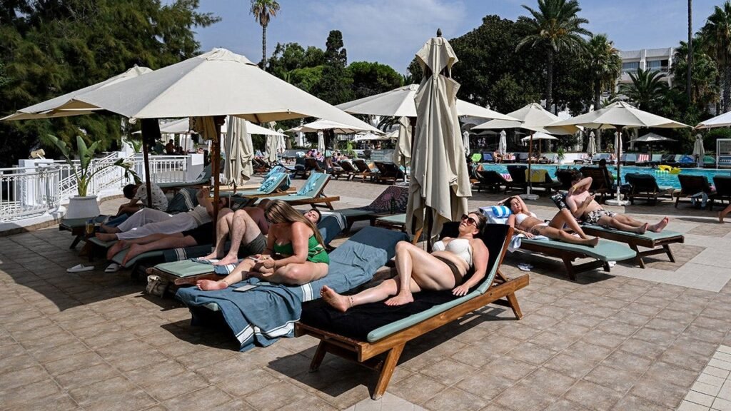 Tourists shown in stampede for pool lounge chairs after endless wait at holiday resort Tourists shown in stampede for pool lounge chairs after endless wait at holiday resort