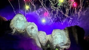 Trump’s Mount Rushmore address features 28 minutes of iconic words, 23 minutes of dazzling light, fireworks Trump’s Mount Rushmore address features 28 minutes of iconic words, 23 minutes of dazzling light, fireworks