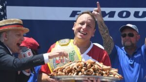 Legendary Joey Chestnut wins 18th Nathan’s Hot Dog Eating Contest by downing 66 wieners and buns