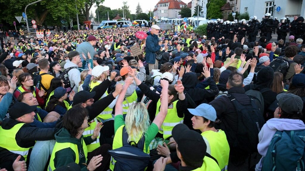 Tens of thousands of far-left protesters clash with police in anti-conservative party riots Tens of thousands of far-left protesters clash with police in anti-conservative party riots