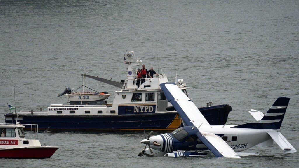 Pilot declares mayday before seaplane comes down in New York City’s East River Pilot declares mayday before seaplane comes down in New York City’s East River