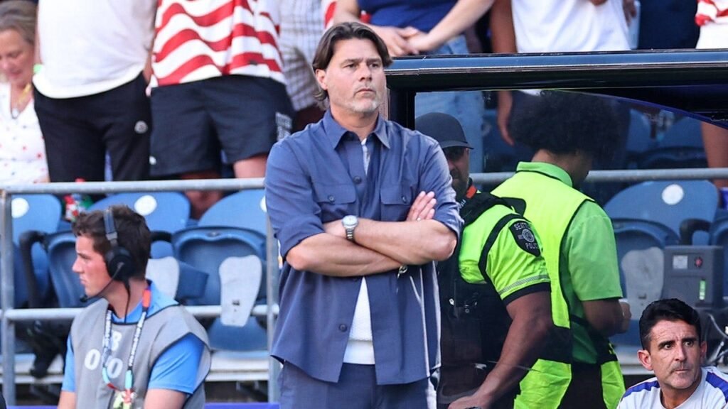 USA coach Mauricio Pochettino kicks Powerade bottles in frustration as team’s first half defense looks shaky USA coach Mauricio Pochettino kicks Powerade bottles in frustration as team’s first half defense looks shaky