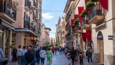 Brazen pickpockets prey on vulnerable tourists as vacation island is swarmed by millions