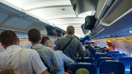 Major airline roasts passengers who jump up right after landing, igniting fierce backlash Major airline roasts passengers who jump up right after landing, igniting fierce backlash