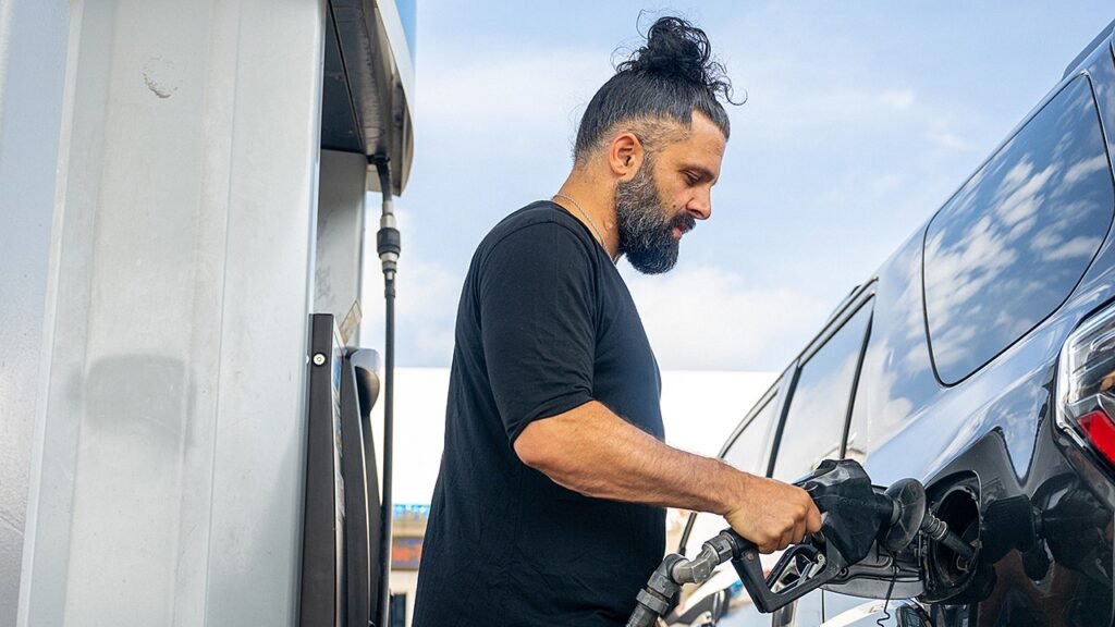 White House, gas stations point fingers over stubborn prices while locations that slashed prices see boom