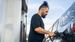 White House, gas stations point fingers over stubborn prices while locations that slashed prices see boom