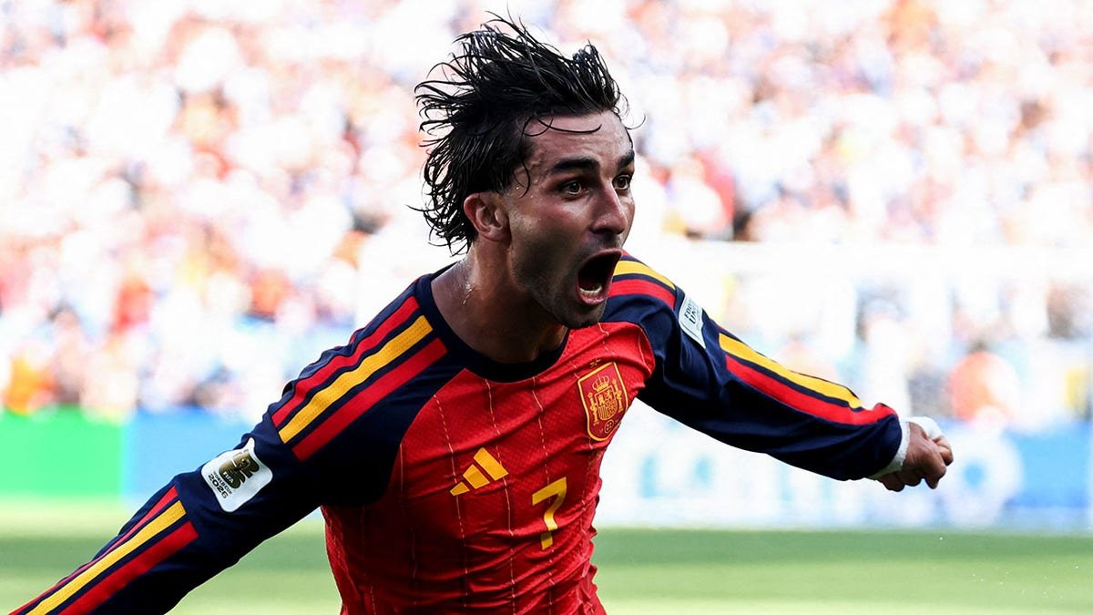 Ferran Torres running on the pitch after scoring a World Cup goal