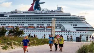 Cruise passenger horrifies diners by scratching bare foot with restaurant fork Cruise passenger horrifies diners by scratching bare foot with restaurant fork