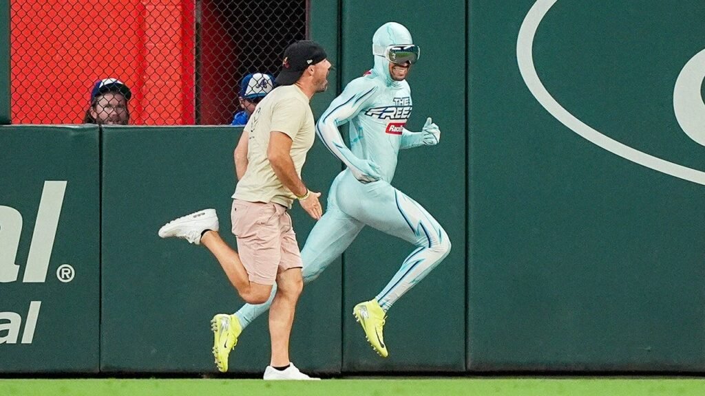 Atlanta Braves fan taunts The Freeze with a blown kiss and gets passed in spectacular fashion Atlanta Braves fan taunts The Freeze with a blown kiss and gets passed in spectacular fashion