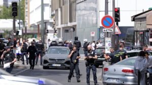 ‘Allah commanded me’: Three women stabbed in Paris, crowd subdues suspect