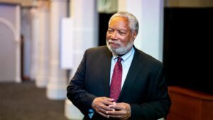 Smithsonian exec who said DEI ‘must be at the center’ of institutions is raking in eye-popping salary Smithsonian exec who said DEI ‘must be at the center’ of institutions is raking in eye-popping salary