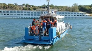 Cruise ship passengers rescued after vessel runs aground