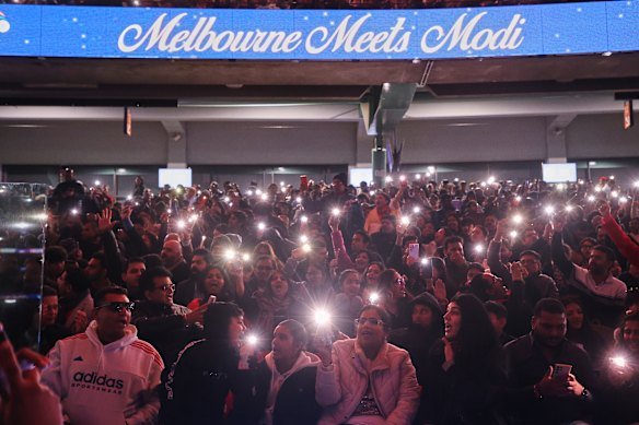 Supporters react as Modi and Albanese address the crowd.