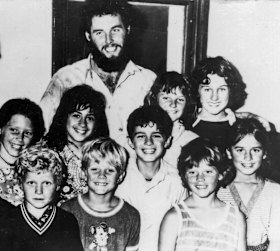 Wooreen school teacher Rob Hunter and nine students after the 1977 kidnapping.