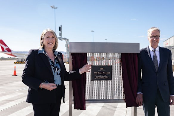 Federal Transport Minister Catherine King and Western Sydney Airport chief executive Simon Hickey reveal a plaque for the cargo hub.