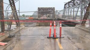 Start of Arlington Bridge deconstruction marks ‘historic day,’ Winnipeg mayor says Start of Arlington Bridge deconstruction marks ‘historic day,’ Winnipeg mayor says