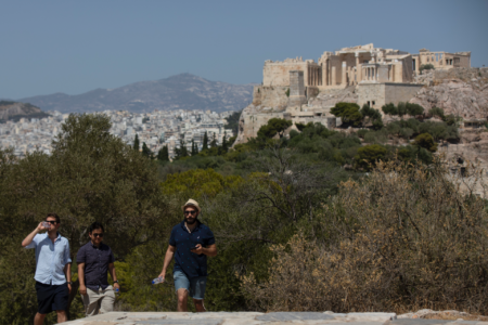 Americans tourists stabbed outside Athens’ Acropolis as police detain suspect in apparent random attack Americans tourists stabbed outside Athens’ Acropolis as police detain suspect in apparent random attack