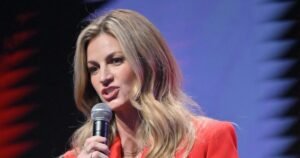 Erin Andrews Recalls ‘Struggling’ After Surrogate Miscarriage: ‘Not Going to Freaking Candy-Coat This’ Erin Andrews Recalls ‘Struggling’ After Surrogate Miscarriage: ‘Not Going to Freaking Candy-Coat This’