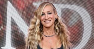 Sarah Jessica Parker’s Crisp, Expensive-Looking Skirt Style Is the Rich Mom Alternative to Jeans
