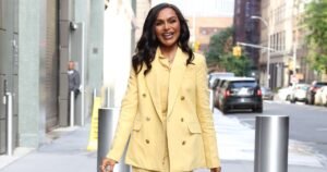 Mindy Kaling’s Gold Accessory Makes Daytime and Nighttime Outfits Better Instantly Mindy Kaling’s Gold Accessory Makes Daytime and Nighttime Outfits Better Instantly