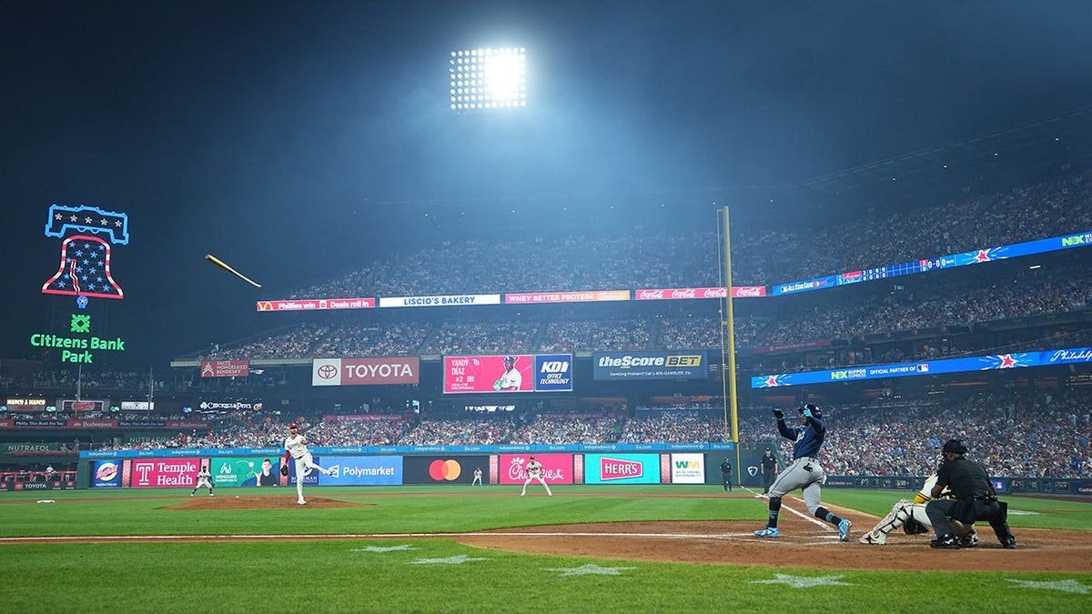 Yandy Diaz loses control of the bat during the MLB All-Star Game