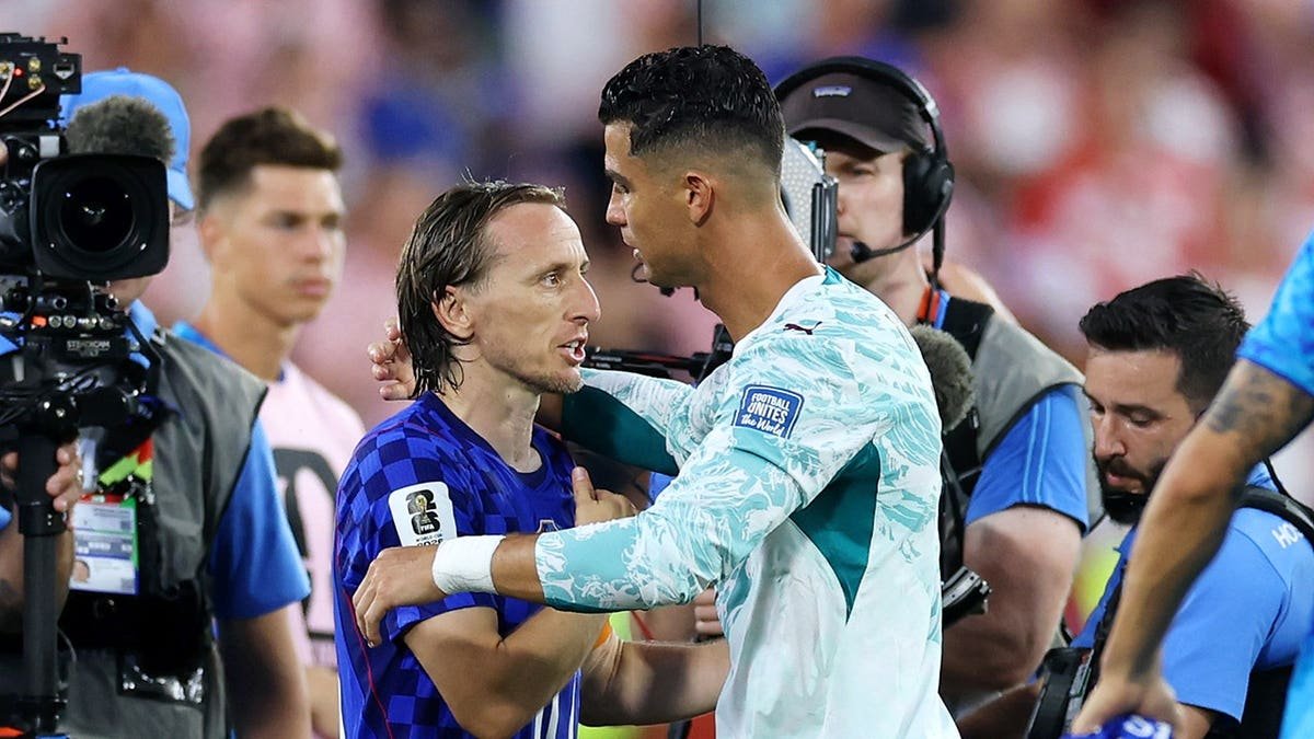 Cristiano Ronaldo and Luka Modrić hug