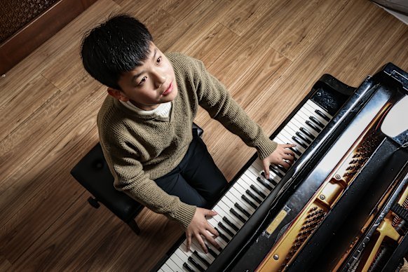Australian piano prodigy Charlie Wu practicing Rachmaninoff Piano concerto 3.