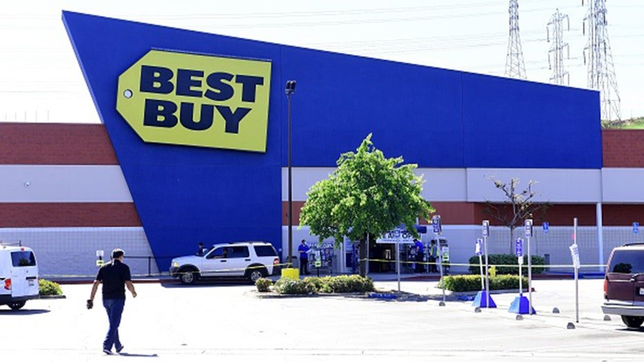 A near empty parking lot in front of a Best Buy store in Montebello, California on April 15, 2020 as the electronics nationwide chain store remains closed to customers but open for pickups. - Best Buy said it will furlough about 51,000 employees as coronavirus-related sales surge ends.