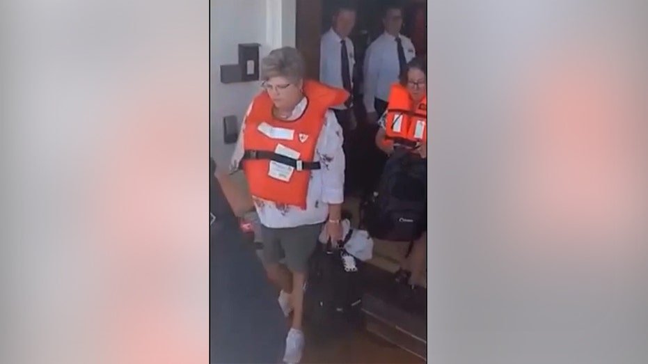 Cruise passengers walk off ship that became stuck