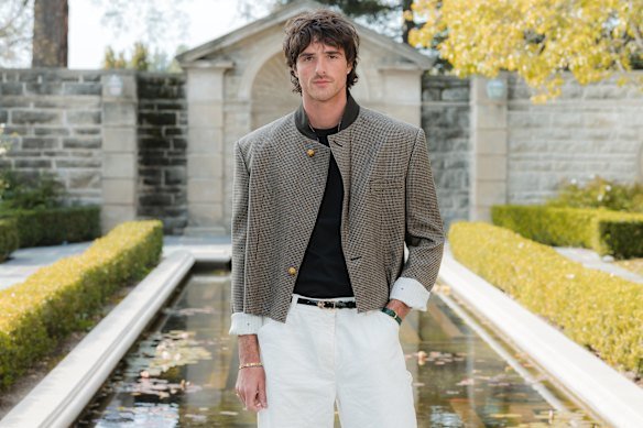 Hollywood star Jacob Elordi is on point wearing a boxy, cropped, collarless jacket, paired with low-slung pants.