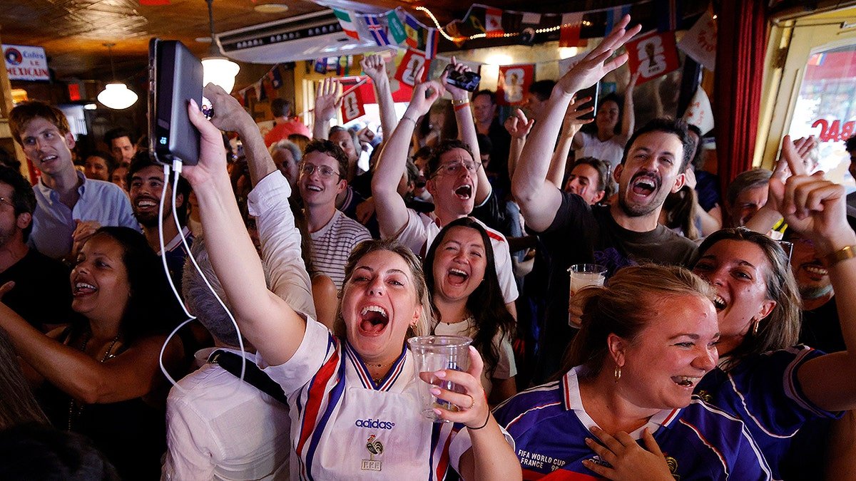 fifa-world-cup-fans-in-bar