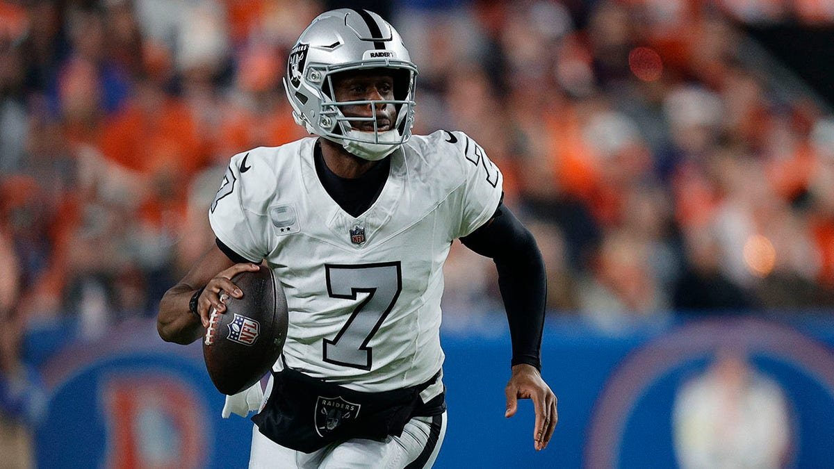 Geno Smith drops back to pass during a game
