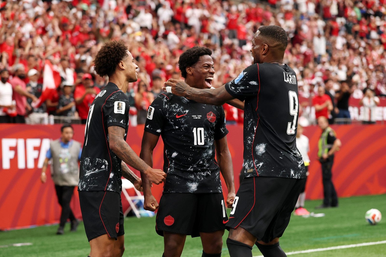Jonathan David (10) celebrates with his teammates vs Qatar (Photo by Fran Santiago/Getty Images).