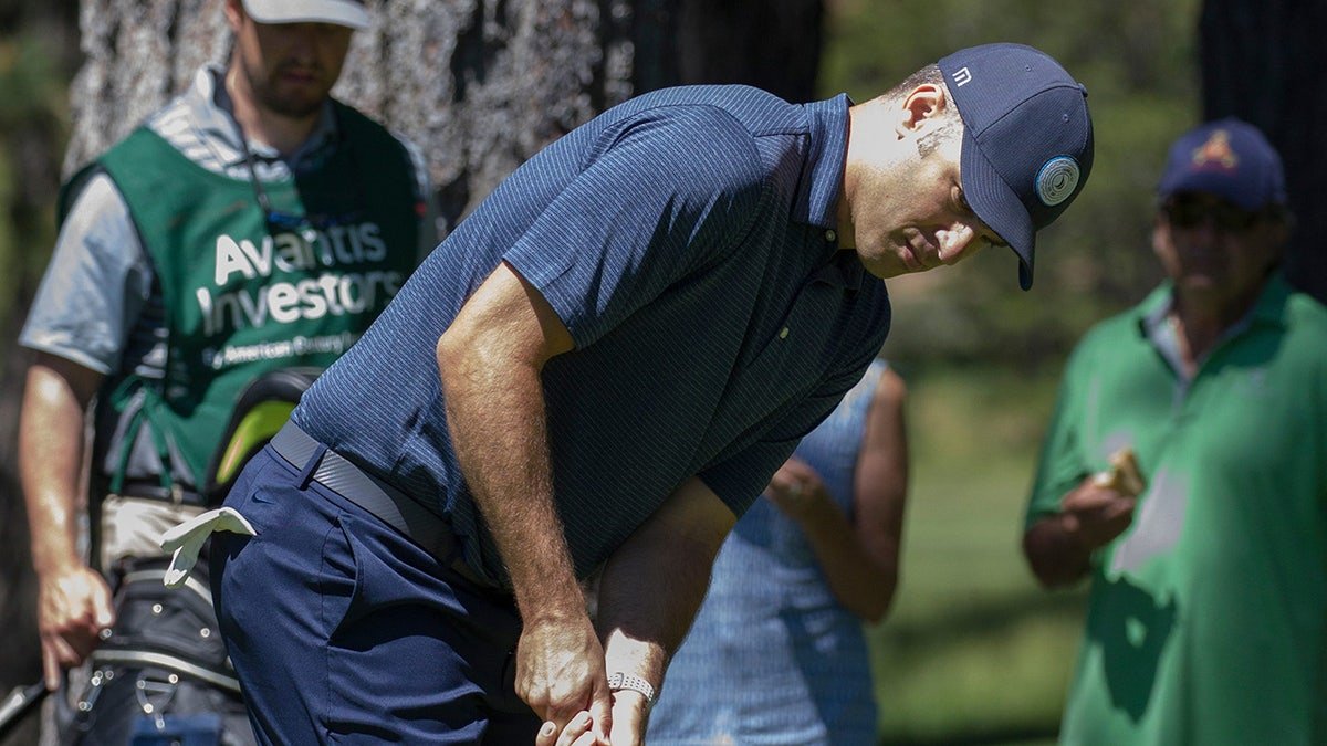Joe Mauer putts in 2019