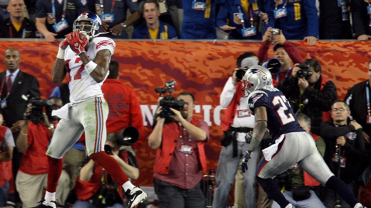 Plaxico Burress catches a touchdown pass over Asante Samuel during Super Bowl XLII.