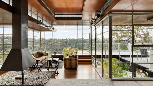 Holland House, 31 Rembrandt Drive, Middle Cove