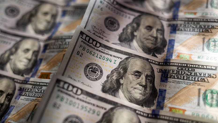 $100 bills