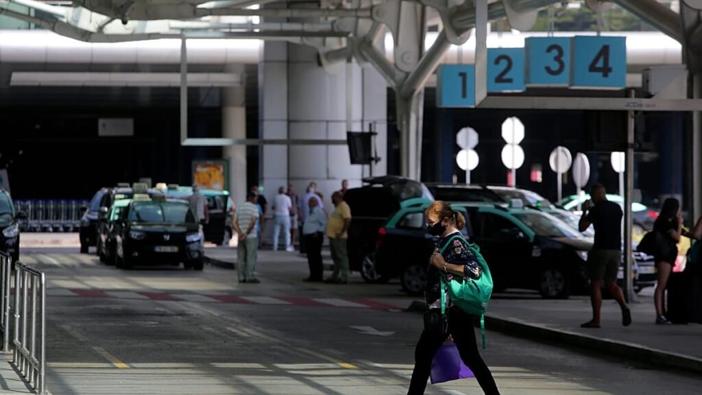 ‘A trap for tourists’: PSP finds taxi offences at Lisbon airport after fraud complaints