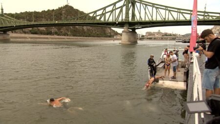 Nearly one thousand people swim across Danube in Budapest