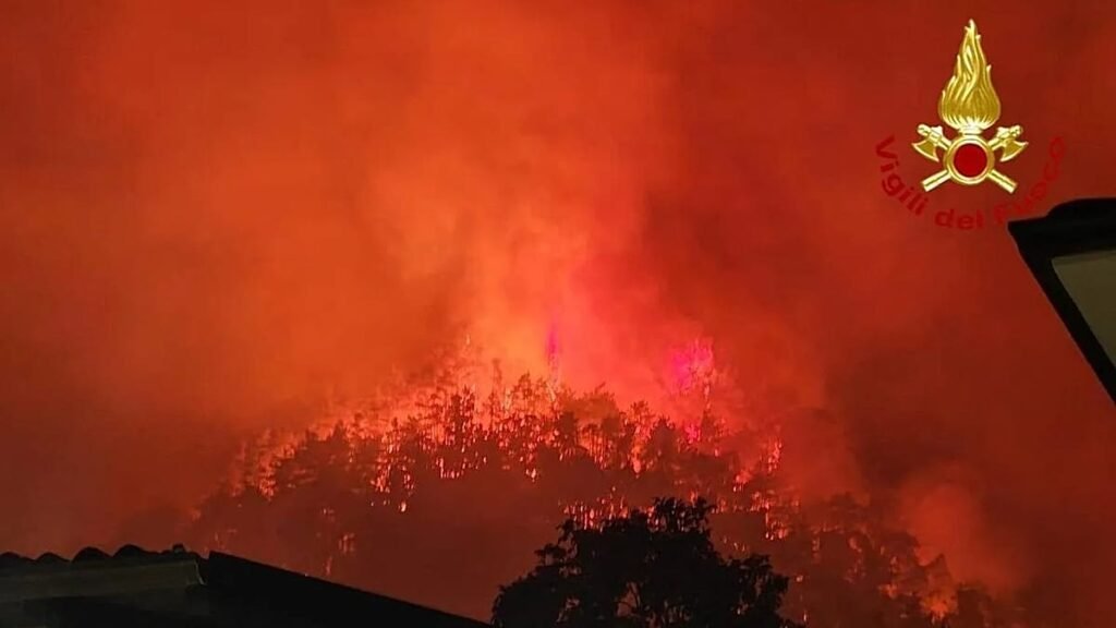 Major wildfire in hills above Lake Garda: at least 200 residents and tourists evacuated Major wildfire in hills above Lake Garda: at least 200 residents and tourists evacuated