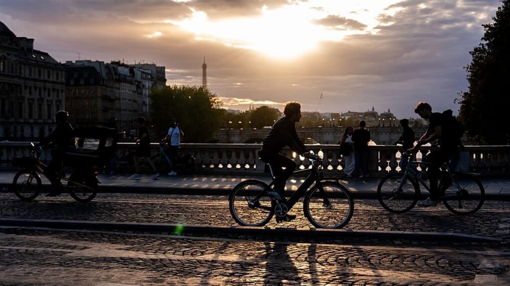 In Paris, tourists increasingly choose bikes to explore the city In Paris, tourists increasingly choose bikes to explore the city