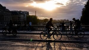 In Paris, tourists increasingly choose bikes to explore the city In Paris, tourists increasingly choose bikes to explore the city